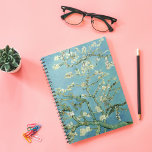 Cuaderno Flores de almendra | Vincent van Gogh<br><div class="desc">Flores de almendra (1890) del artista holandés Vincent van Gogh (1853-1890). La pintura de Van Gogh en Almond Blossoms muestra delicadas flores blancas frente a un vibrante cielo turquesa, simbolizando la nueva vida y renovación. Inspiradas por el arte japonés, las elegantes ramas y las líneas fluidas crean una sensación de...</div>