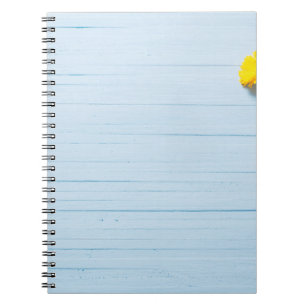 Cuaderno Flores de caléndula: fondo de madera azul