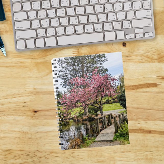 Cuaderno Flores de cerezo rosadas y pasarela de madera (In Situ)
