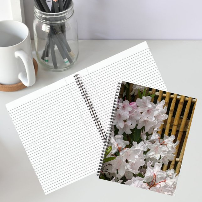 Cuaderno Flores de Rhododendron Blanco y Seto de Bambú Flor (In Situ)