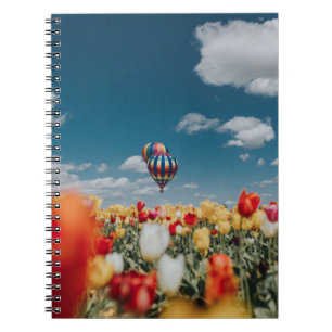 Cuaderno Flores de tulipán amarillo y rojo bajo globo de ai