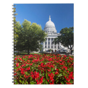 Cuaderno Flores frente al edificio del Capitolio del Estado
