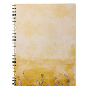 Cuaderno Flores junto a la pared amarilla