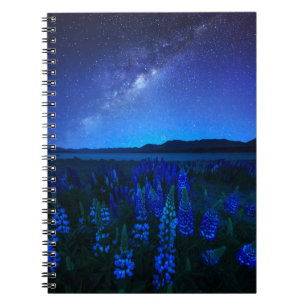 Cuaderno Flores Lupines en flor en el lago nocturno Tekap