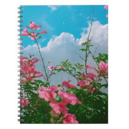 Cuaderno Flores rosas bajo cielo azul con nubes - Naturalez