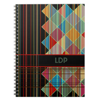 Cuaderno Formas de triángulo rayadas con iniciales en negro