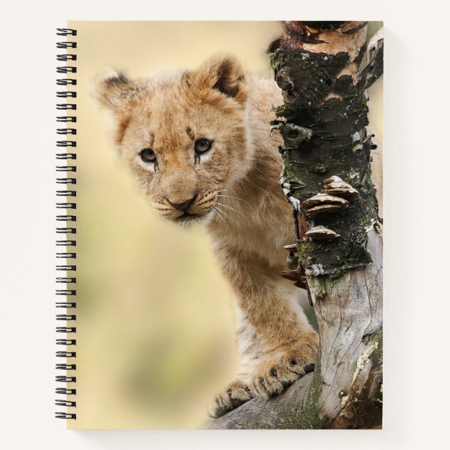 Cuaderno Foto adorable de cachorro de león trepando a un ár (Anverso)