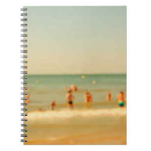 Cuaderno Foto borrosa de playa con bokeh. Gente relajándose