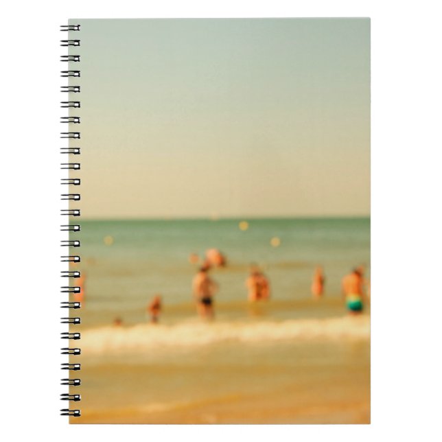 Cuaderno Foto borrosa de playa con bokeh. Gente relajándose (Frente)