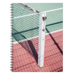 CUADERNO FOTO CENTRADA DE UN POST EN UN LADO DE UN TENIS