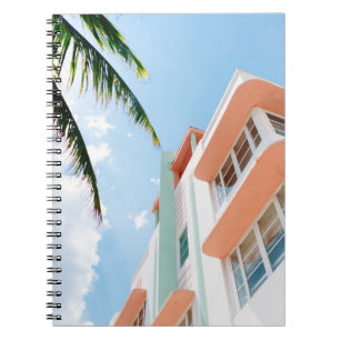 CUADERNO FOTO DE BAJO ÁNGULO DE CONCRETO BLANCO Y NARANJA