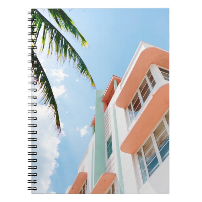 CUADERNO FOTO DE BAJO ÁNGULO DE CONCRETO BLANCO Y NARANJA (Frente)
