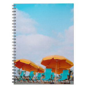 Cuaderno Foto de clausura con tumbonas y paraguas de playa