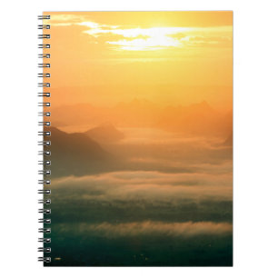 Cuaderno Foto de paisaje, hermosa niebla marina en la mañan