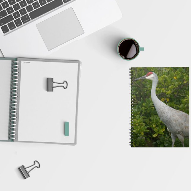 Cuaderno Foto de Sandhill Crane Bird Green Leaks (A notebook featuring a photo of a sandhill crane in front of green leaves.)