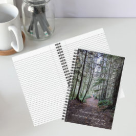 Cuaderno Foto de sendero forestal con cita de John Muir