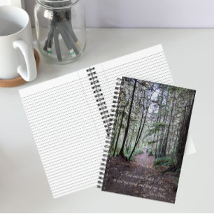 Cuaderno Foto de sendero forestal con cita de John Muir