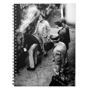 CUADERNO FOTO EN GRAYSCALE DE HOMBRES PARADOS AL LADO DEL T