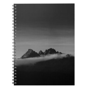 CUADERNO FOTO EN GRAYSCALE DE MONTAÑA CUBIERTA DE NUBES