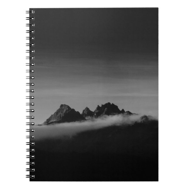 CUADERNO FOTO EN GRAYSCALE DE MONTAÑA CUBIERTA DE NUBES (Frente)
