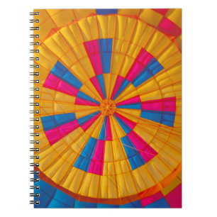 Cuaderno Fotografía de ángulo bajo de amarillo, rosa y negr