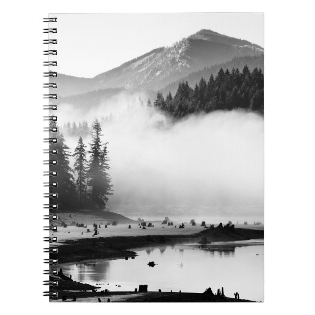 CUADERNO FOTOGRAFÍA DE GRAYSCALE DEL LAGO CERCA DE PINOS (Frente)