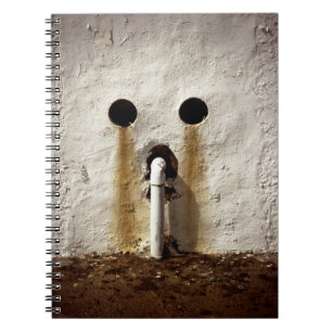 Cuaderno Fotografía de tubería de agua expuesta urbana