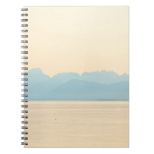 CUADERNO FOTOGRAFÍA DE UNA MONTAÑA Y UN CUERPO DE AGUA