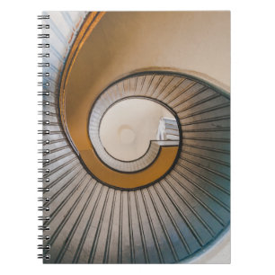 Cuaderno Fotografía en ángulo bajo de la escalera de espira