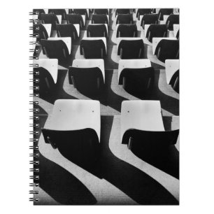 Cuaderno Fotografía en escala de grises de sillas sin gente