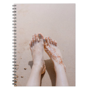 Cuaderno Fotografía selectiva de los pies con tatuaje
