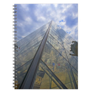 Cuaderno Francia, París. Nubes se reflejan en el Louvre