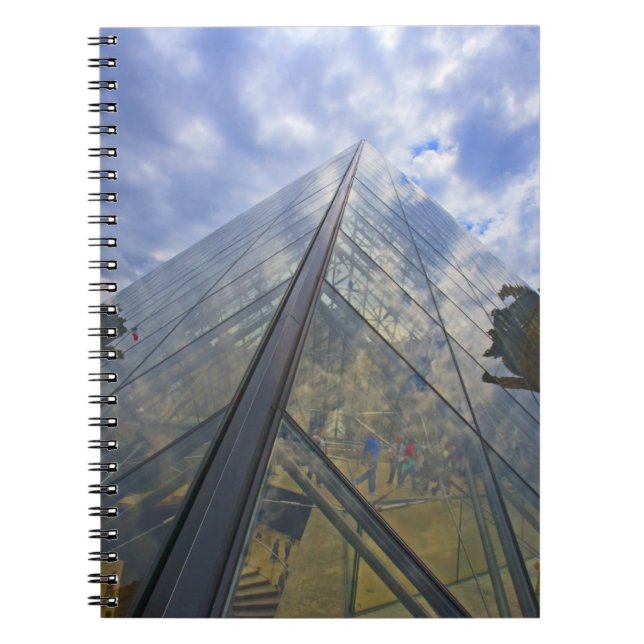 Cuaderno Francia, París. Nubes se reflejan en el Louvre (Frente)
