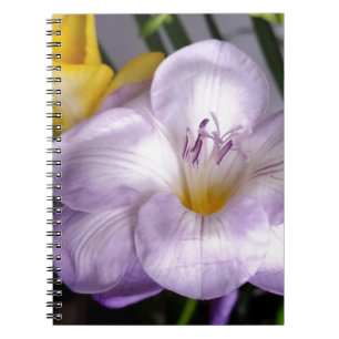 Cuaderno freesia violeta abierta