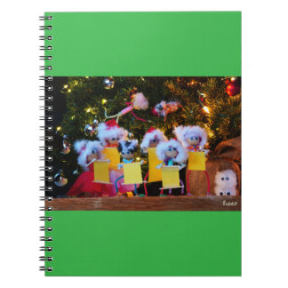 Cuaderno Fubby Kerstkoor met humoristisch detail.