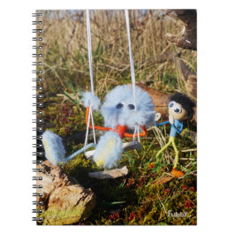 Cuaderno Fubby monster op de schommel.