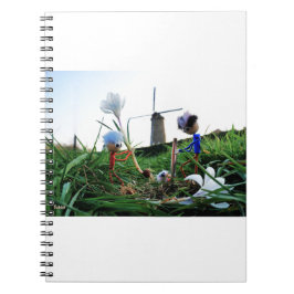 Cuaderno Fubby's bij een molen planten een krokus bol.