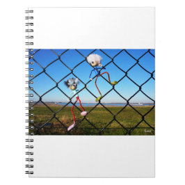 Cuaderno Fubby's die een hek beklimmen.