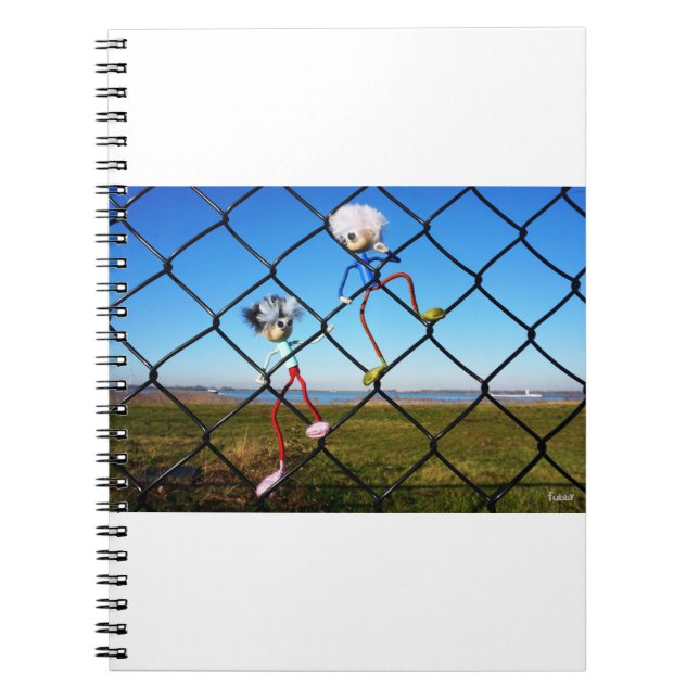 Cuaderno Fubby's die een hek beklimmen. (Frente)