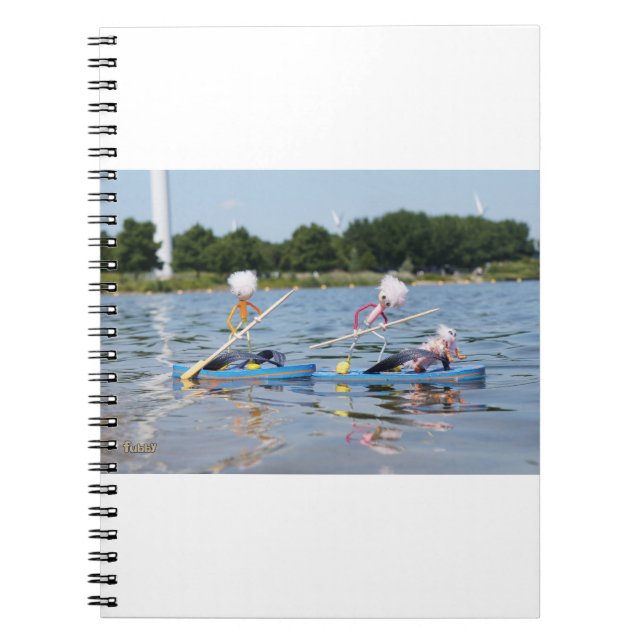 Cuaderno Fubby's die een wedstrijdje Peddelboard doen. (Frente)