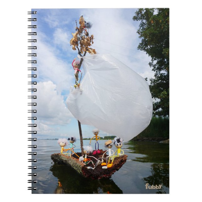 Cuaderno Fubby's op een houten zeilboot promotie milieu. (Frente)