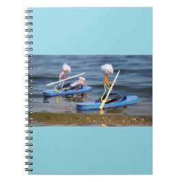 Cuaderno Fubby's op peddelboard dat een teenslipper is.