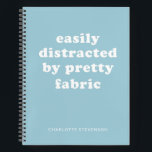 Cuaderno Funny Quilter Fabric Cita Nombre Personalizado Azu<br><div class="desc">Cita de tejido de caldera divertida Nombre personalizado Bloc de notas azul claro</div>