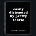 Cuaderno Funny Quilter Fabric Cita Nombre Personalizado Neg<br><div class="desc">Cita de tejido de caldera divertida nombre personalizado bloc de notas negro</div>
