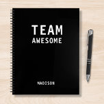 Cuaderno Funny Team Personalized Notes Office Meeting<br><div class="desc">Funny Team Personalized Notes Office Meeting Notebook incluye el texto "Team Awesome" con su nombre personalizado debajo en un fondo negro neutral de género. Personalice editando el texto en el cuadro de texto proporcionado. Diseñado por ©Evco Studio www.zazzle.com/store/evcostudio</div>