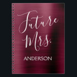 Cuaderno Futura Sra. Burgundy Purple Bridal Shower Planner<br><div class="desc">Futuro Sra. Burgundy Cranberry Faux Cepillado Metalizado Steel Metallic Notebook Planner para la planificación de Bodas. El cuaderno Marsala Purple es perfecto para la novia. El nombre del bloc de notas se puede actualizar con el apellido. Póngase en contacto con el diseñador si desea que los elementos coincidan de forma...</div>