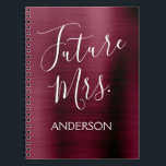 Cuaderno Futura Sra. Burgundy Purple Bridal Shower Planner<br><div class="desc">Futuro Sra. Burgundy Cranberry Faux Cepillado Metalizado Steel Metallic Notebook Planner para la planificación de Bodas. El cuaderno Marsala Purple es perfecto para la novia. El nombre del bloc de notas se puede actualizar con el apellido. Póngase en contacto con el diseñador si desea que los elementos coincidan de forma...</div>