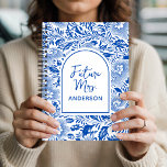 Cuaderno Future Mrs | Chinoiserie Azul Personalizado Boda N<br><div class="desc">Celebra el amor, la planificación y los nuevos comienzos con este Diario de la futura Sra. Personalizado, diseñado en un elegante estilo de toile chinoiserie floral azul. Este cuaderno atemporal es la combinación perfecta de sofisticación y sentimentalismo, lo que lo convierte en un hermoso recuerdo para cualquier novia. Ideal como...</div>
