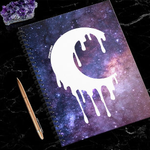 Cuaderno Galaxia de silueta gótica morada con goteo en la l