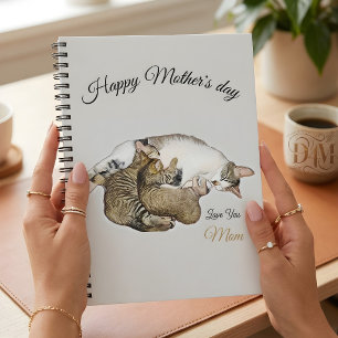 Cuaderno Gata madre adorable amamantando a sus pequeños gat